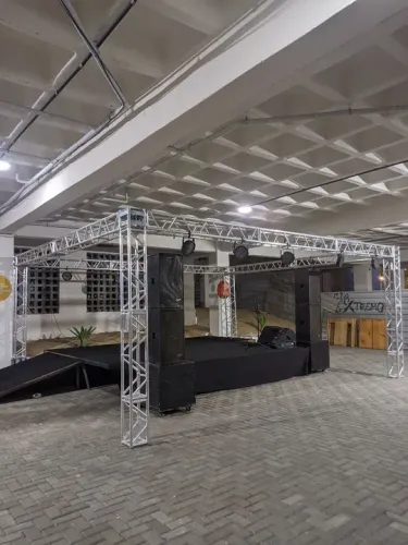 Palco, extrutura, som, iluminação, backdrop...