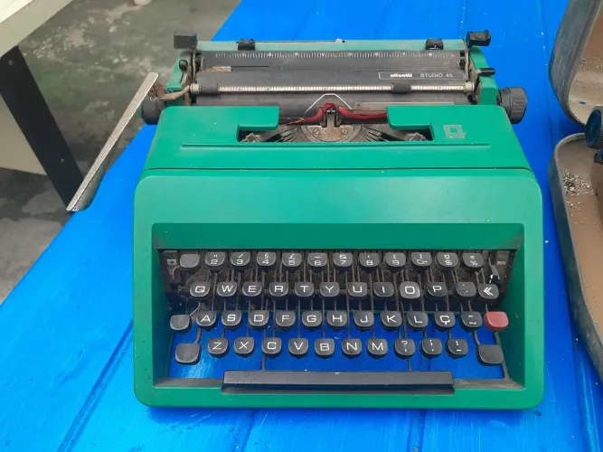 Máquina de escrever Olivetti Studio 45 e Halda