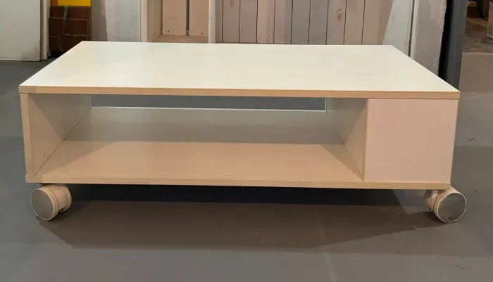 Rack branco Tok Stok com rodas 