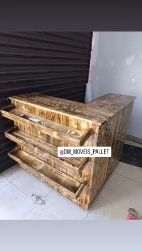 Balcão Expositor em Madeira Pallet