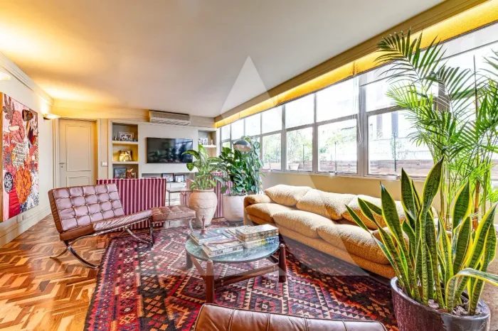 Apartamento reformado, com janelões, luz natural e localização prática, no melhor do Itaim