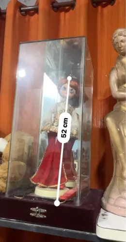 Boneca antiga em vitrine de vidro rara 
