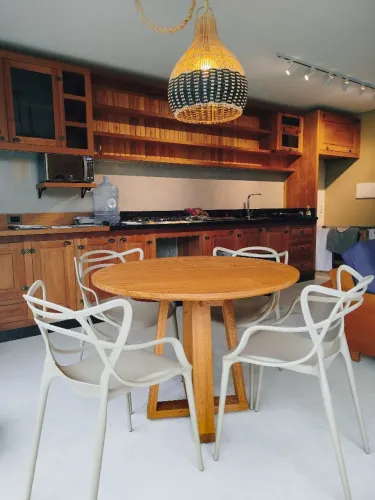 Mesa redonda sob medida em madeira de angelim