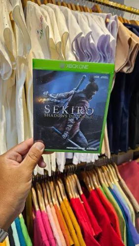 JOGO SEKIRO XBOX ONE MIFIA FÍSICA MAIS POSTER