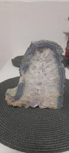 Geodo com cristais com detalhes em tons de azul e branco