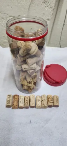 Pote com  68 rolhas para decoração ou coleção 