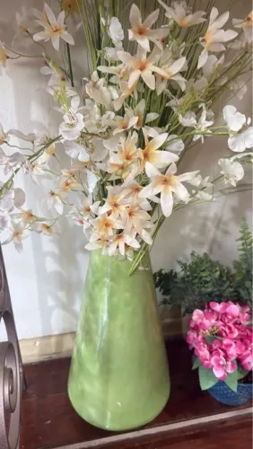 Vaso decorativo verde com flores