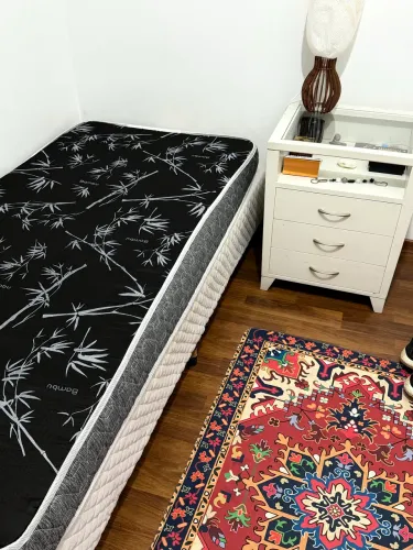 Cama de solteiro com colchão de bambu + criado mudo com 3 gavetas