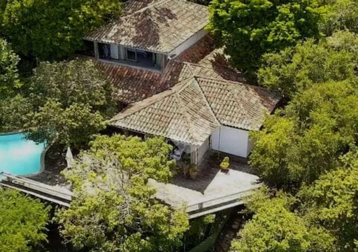 Linda casa em Búzios com projeto do arquiteto Octavio Raja Gabaglia