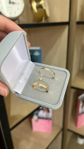 Par de alianças de casamento em ouro com solitário 