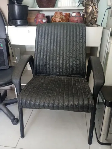 Cadeira de escritório preta com design elegante