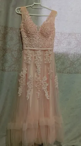 Vestido de festa longo de tule com renda e pérolas