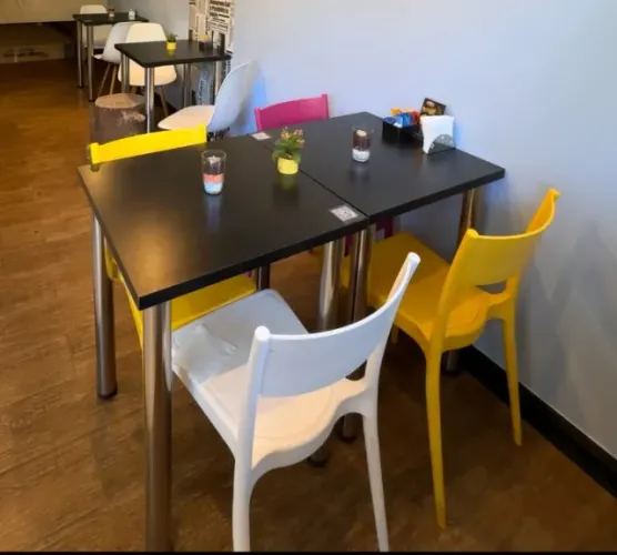 Linda mesa quadrada em MDF preta com pés cromado