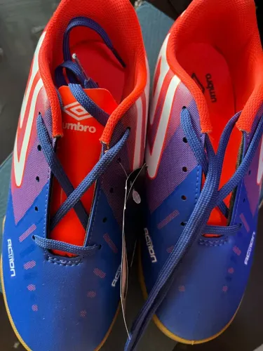 Chuteira da Umbro Novissima Original Tam.35 por 139reais em Vila Isabel