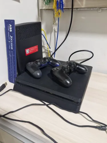 PlayStation 4 (PS4) 1TB com Controles