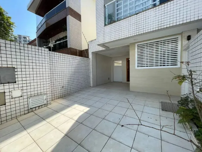Casa sobreposta baixa à venda na Ponta da Praia  Conforto, Espaço e Localização Privilegia