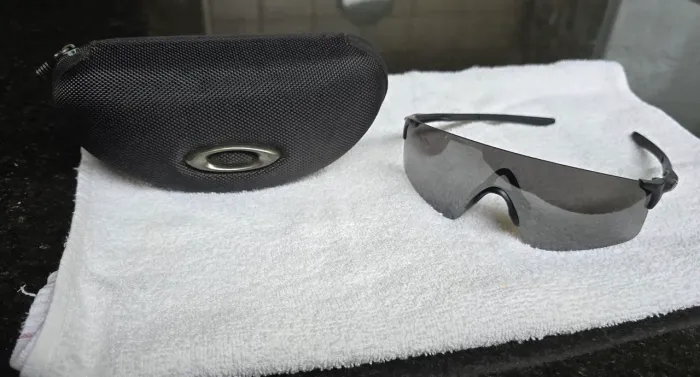 Óculos de Sol Oakley com case