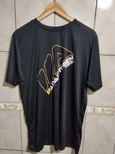 Camiseta Ideal fit preta com estampa esportiva