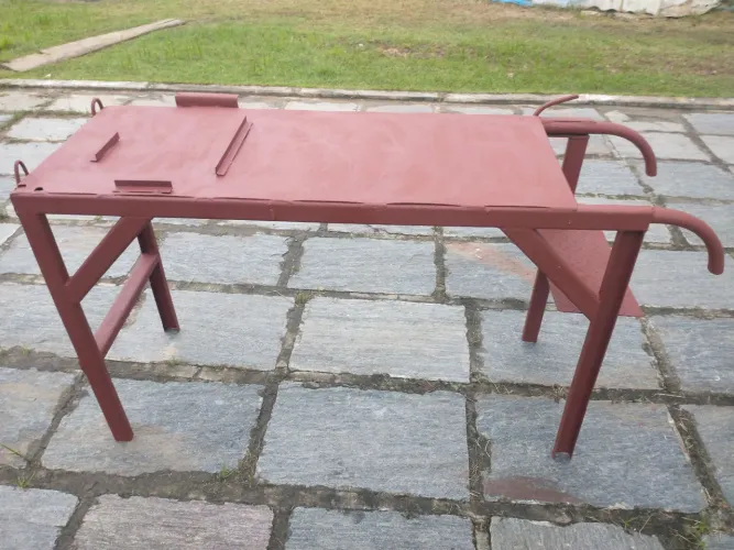 Mesa bancada de ferro+mesa e banco de madeira.