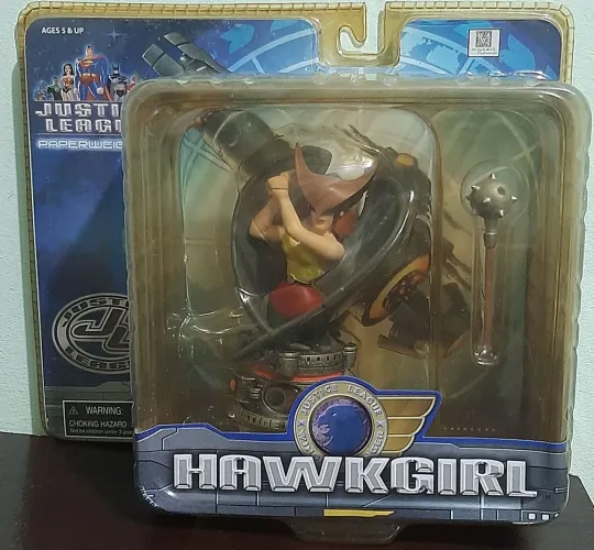 Boneco Hawk Girl Justice League PESO DE PAPEL- Monogram