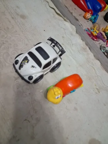 Carrinho e Minhoca de Brinquedo