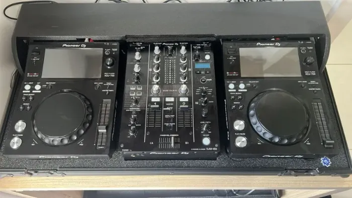 XDJ 700 (2x)  + DJM 450 bck mixer + flightcase pioneer