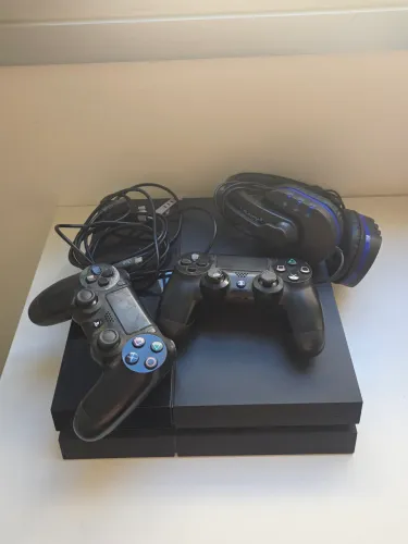 Ps4 + 2 controles + Fone gamer