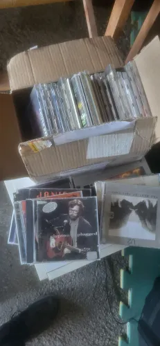 Vendo lote com 40 cds . Maioria rock por 10 reais cada . Só vendo o lote