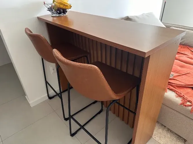 Mesa com duas banquetas 