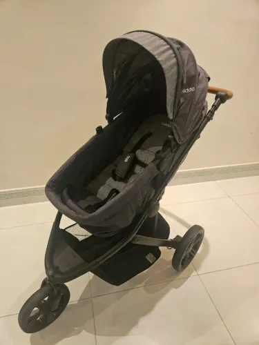 Carrinho semi novo Trek Preto com Bebê Conforto e Base Kiddo