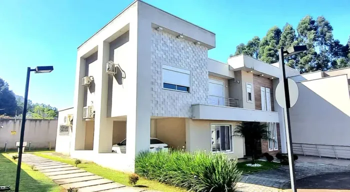 Casa de condomínio para venda tem 270 metros quadrados com 4 quartos