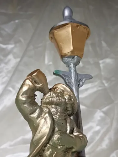 ESCULTURAL ESTATUETA CENTRO DE MESA O BOÊMIO BEBUM DECORAÇÃO EM METAL PATINADO.