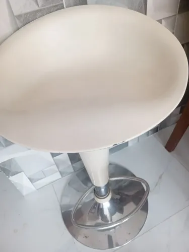 2 Banquetas brancas , giratórias e com regularem de altura .
