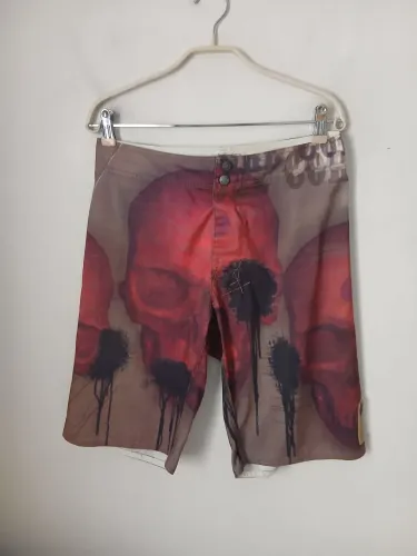 BERMUDA BOARDSHORT MCD (MORE CORE DIVISION) CAVEIRAS VERMELHAS COLEÇÃO MEXN38/40