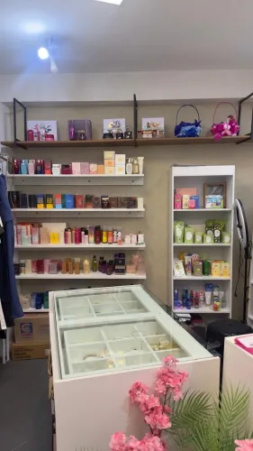 Loja de roupas, acessórios e cosméticos.
