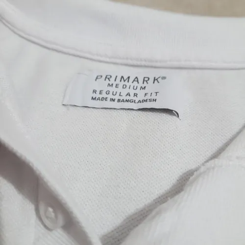 Camisa branca polo masculina comprada na Europa marca primark