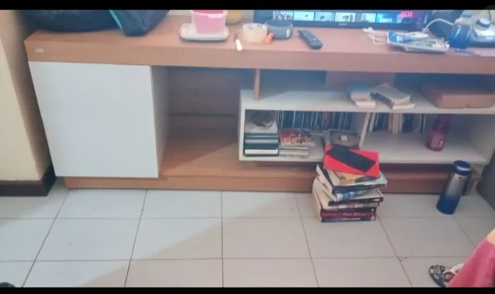 VENDO RACK COM PAINEL COM PEQUENAS AVARIAS NA PARTE SUPERIOR.