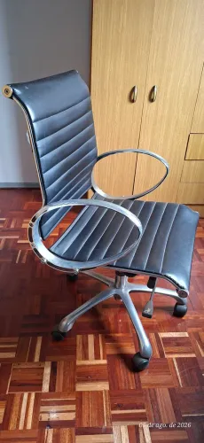 Cadeira giratória de couro 