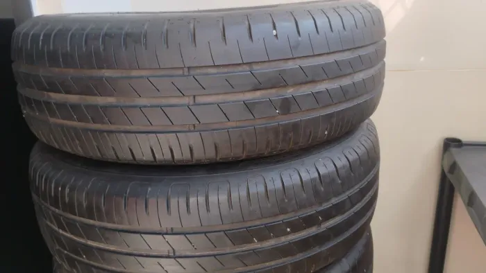 Vendo 2 Pneus aro 15 e 2 pneus Aro 16