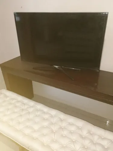 TV smart Samsung 32  c/ controle detalhe de vez em quando desliga sozinho