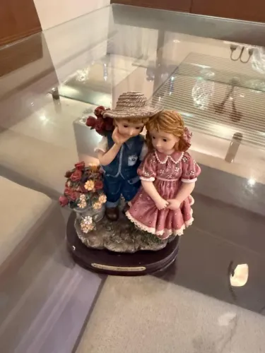 Escultura porcelana pequena casal com flores