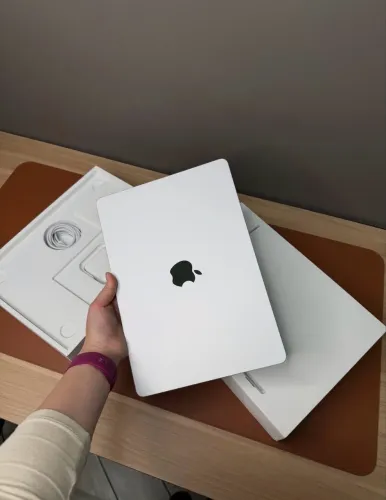 MacBook Air M4 16GB/ 256SSD