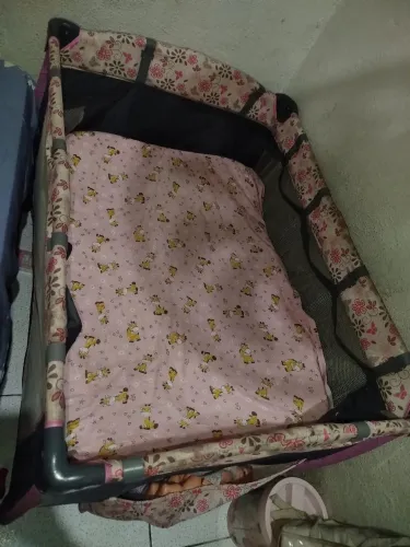 Berço cercadinho com colchão rosa