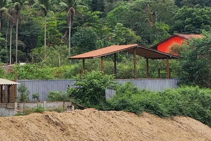 Terrado com Chalé em madeira parcialmente construido