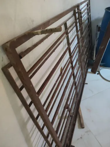 Vende-se dóis portões de ferro 