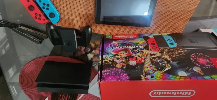 VENDO NINTENDO SWITCH V2 MUITO NOVO VAI COM MARIO KART DELUXE 8 DIGITAL TEL *
