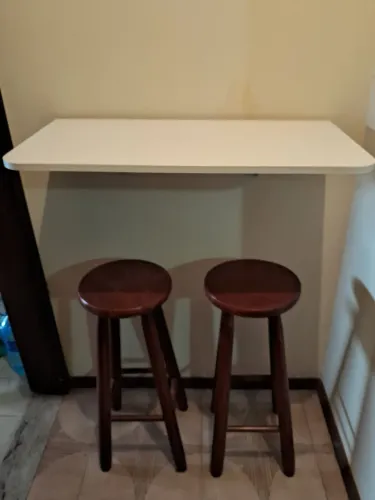 MESA DOBRAVEL COM 02 BANQUETAS DE MADEIRA ESCURA