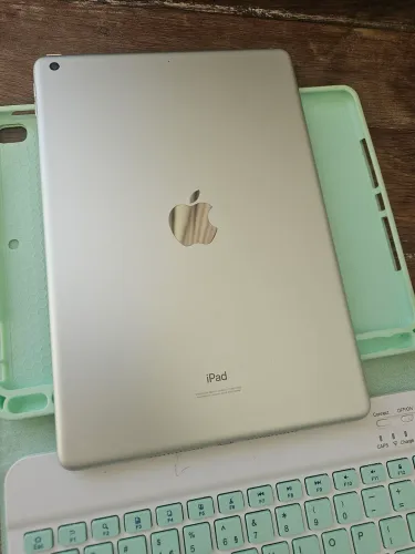 Ipad 9a geração Apple 64Gb com capa e teclado.