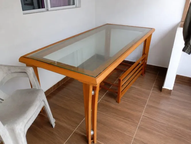 Mesa com tampo de vidro