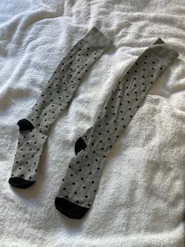 Meias divertidas Cinza com Poás pretos veste 34 ao 39